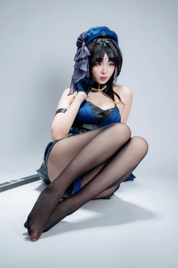    轩萧学姐 - 秧秧，游戏角色高还原Cosplay，冷艳飒爽制服配黑丝长腿，极品女神摄影棚写真第63张图片