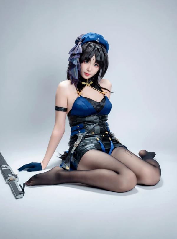    轩萧学姐 - 秧秧，游戏角色高还原Cosplay，冷艳飒爽制服配黑丝长腿，极品女神摄影棚写真第64张图片