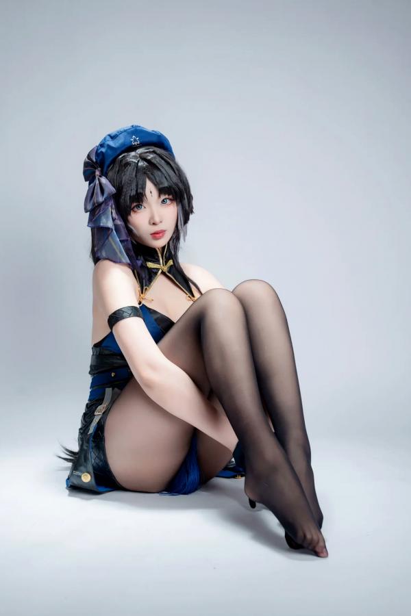    轩萧学姐 - 秧秧，游戏角色高还原Cosplay，冷艳飒爽制服配黑丝长腿，极品女神摄影棚写真第65张图片