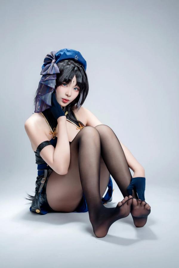    轩萧学姐 - 秧秧，游戏角色高还原Cosplay，冷艳飒爽制服配黑丝长腿，极品女神摄影棚写真第66张图片