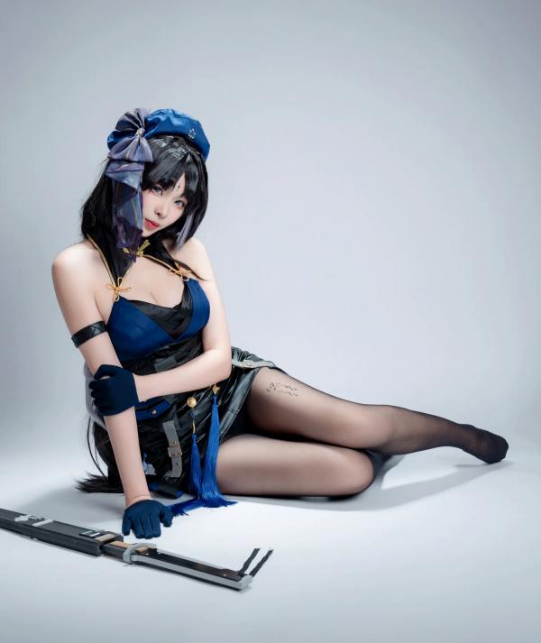    轩萧学姐 - 秧秧，游戏角色高还原Cosplay，冷艳飒爽制服配黑丝长腿，极品女神摄影棚写真第68张图片