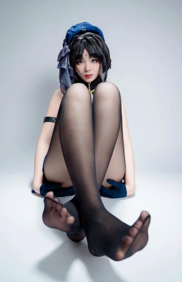    轩萧学姐 - 秧秧，游戏角色高还原Cosplay，冷艳飒爽制服配黑丝长腿，极品女神摄影棚写真第74张图片