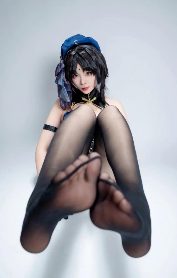    轩萧学姐 - 秧秧，游戏角色高还原Cosplay，冷艳飒爽制服配黑丝长腿，极品女神摄影棚写真第75张图片