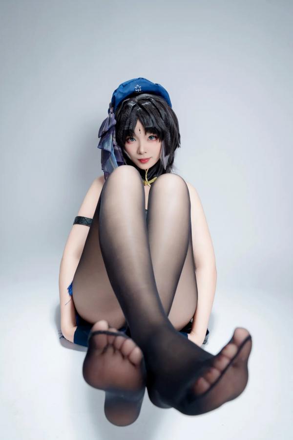    轩萧学姐 - 秧秧，游戏角色高还原Cosplay，冷艳飒爽制服配黑丝长腿，极品女神摄影棚写真第77张图片