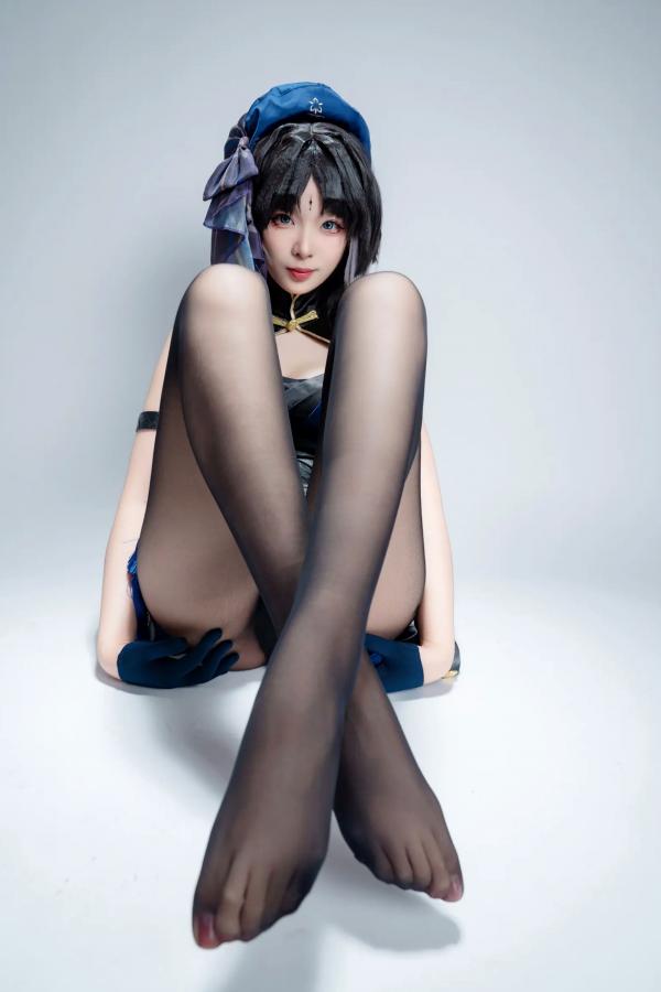    轩萧学姐 - 秧秧，游戏角色高还原Cosplay，冷艳飒爽制服配黑丝长腿，极品女神摄影棚写真第78张图片