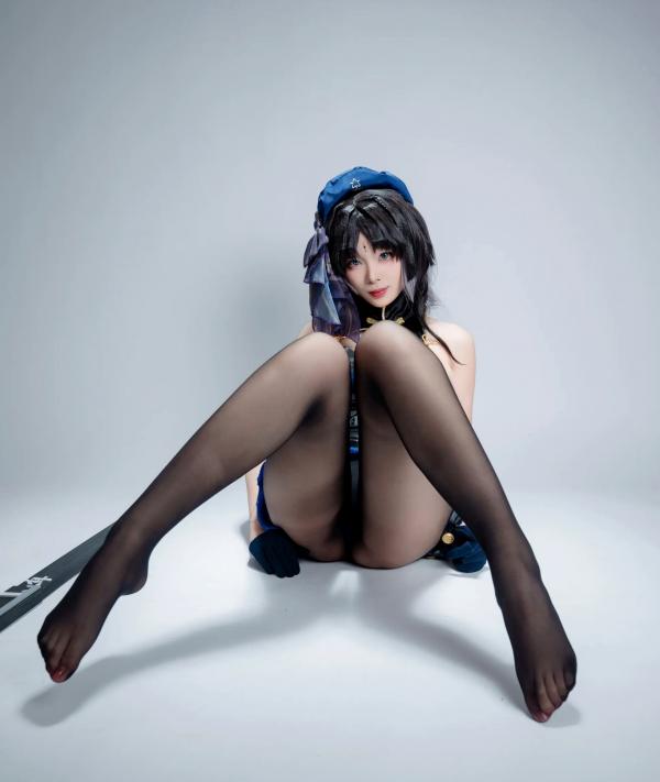    轩萧学姐 - 秧秧，游戏角色高还原Cosplay，冷艳飒爽制服配黑丝长腿，极品女神摄影棚写真第79张图片