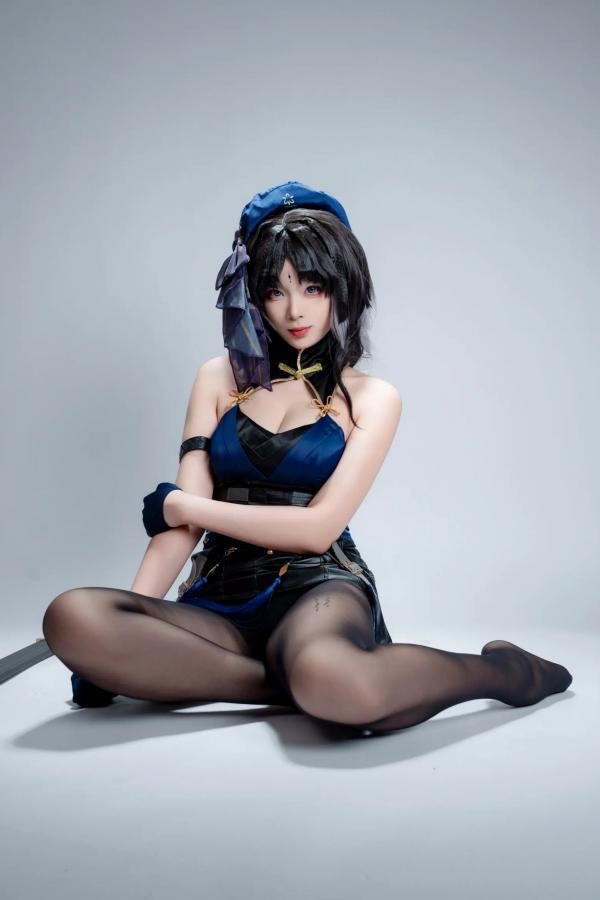    轩萧学姐 - 秧秧，游戏角色高还原Cosplay，冷艳飒爽制服配黑丝长腿，极品女神摄影棚写真第80张图片
