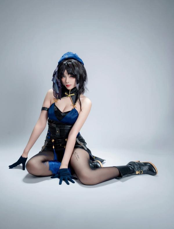    轩萧学姐 - 秧秧，游戏角色高还原Cosplay，冷艳飒爽制服配黑丝长腿，极品女神摄影棚写真第83张图片