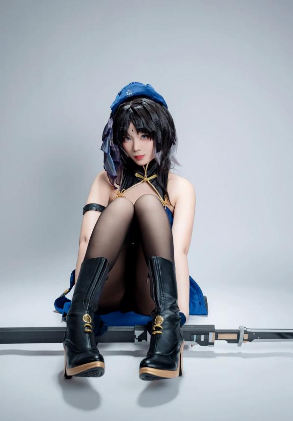    轩萧学姐 - 秧秧，游戏角色高还原Cosplay，冷艳飒爽制服配黑丝长腿，极品女神摄影棚写真第85张图片