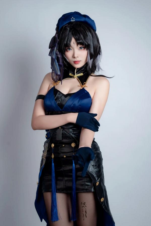    轩萧学姐 - 秧秧，游戏角色高还原Cosplay，冷艳飒爽制服配黑丝长腿，极品女神摄影棚写真第88张图片