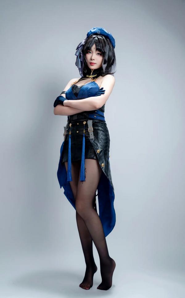    轩萧学姐 - 秧秧，游戏角色高还原Cosplay，冷艳飒爽制服配黑丝长腿，极品女神摄影棚写真第89张图片
