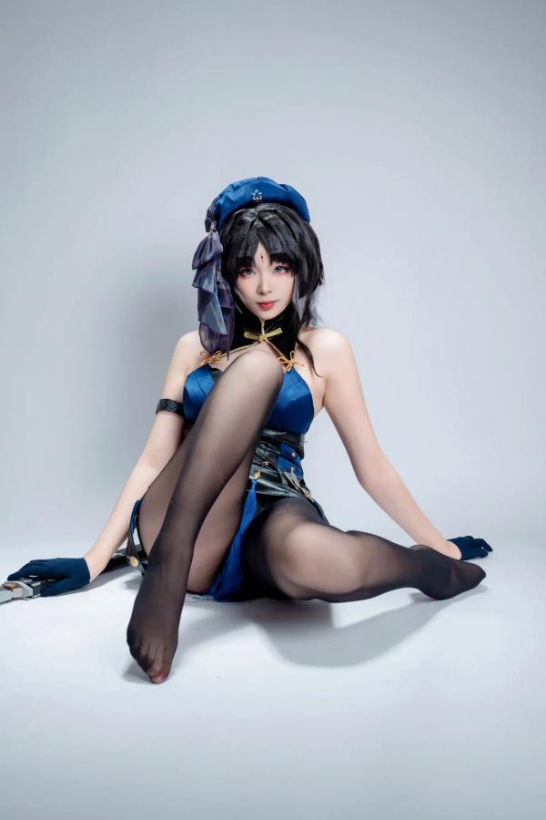    轩萧学姐 - 秧秧，游戏角色高还原Cosplay，冷艳飒爽制服配黑丝长腿，极品女神摄影棚写真第93张图片