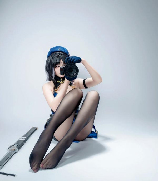    轩萧学姐 - 秧秧，游戏角色高还原Cosplay，冷艳飒爽制服配黑丝长腿，极品女神摄影棚写真第95张图片