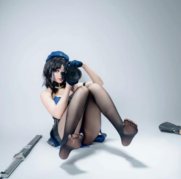    轩萧学姐 - 秧秧，游戏角色高还原Cosplay，冷艳飒爽制服配黑丝长腿，极品女神摄影棚写真第96张图片