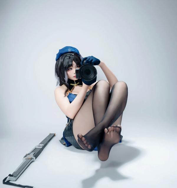    轩萧学姐 - 秧秧，游戏角色高还原Cosplay，冷艳飒爽制服配黑丝长腿，极品女神摄影棚写真第97张图片