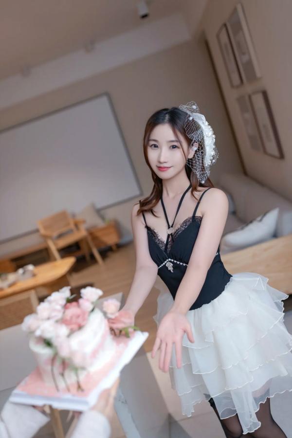    《杏子 - 生日快乐派对，居家私房写真，极致性感内衣诱惑，展现迷人美腿曲线 [130P]》第1张图片