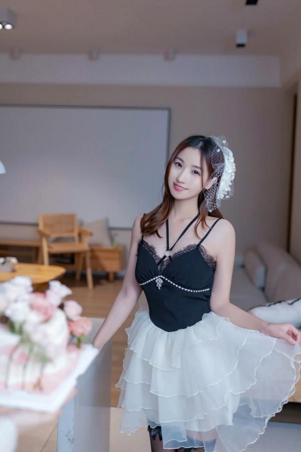    《杏子 - 生日快乐派对，居家私房写真，极致性感内衣诱惑，展现迷人美腿曲线 [130P]》第2张图片