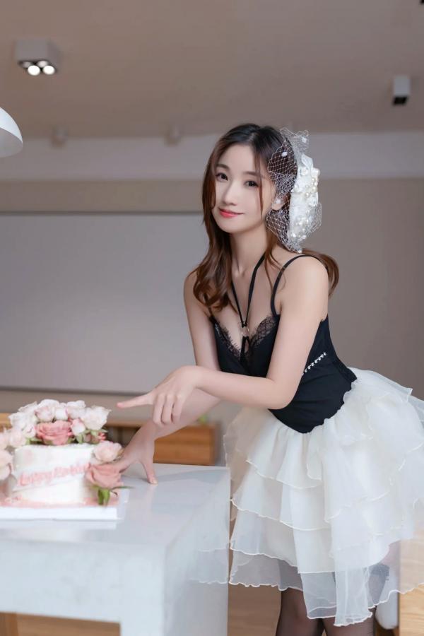   《杏子 - 生日快乐派对，居家私房写真，极致性感内衣诱惑，展现迷人美腿曲线 [130P]》第3张图片