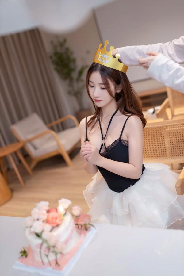    《杏子 - 生日快乐派对，居家私房写真，极致性感内衣诱惑，展现迷人美腿曲线 [130P]》第8张图片