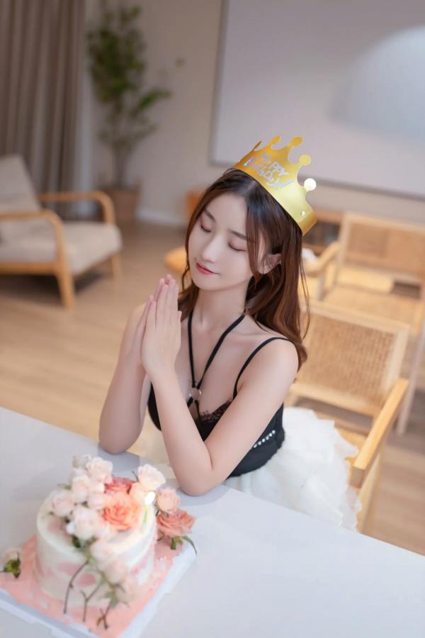    《杏子 - 生日快乐派对，居家私房写真，极致性感内衣诱惑，展现迷人美腿曲线 [130P]》第9张图片