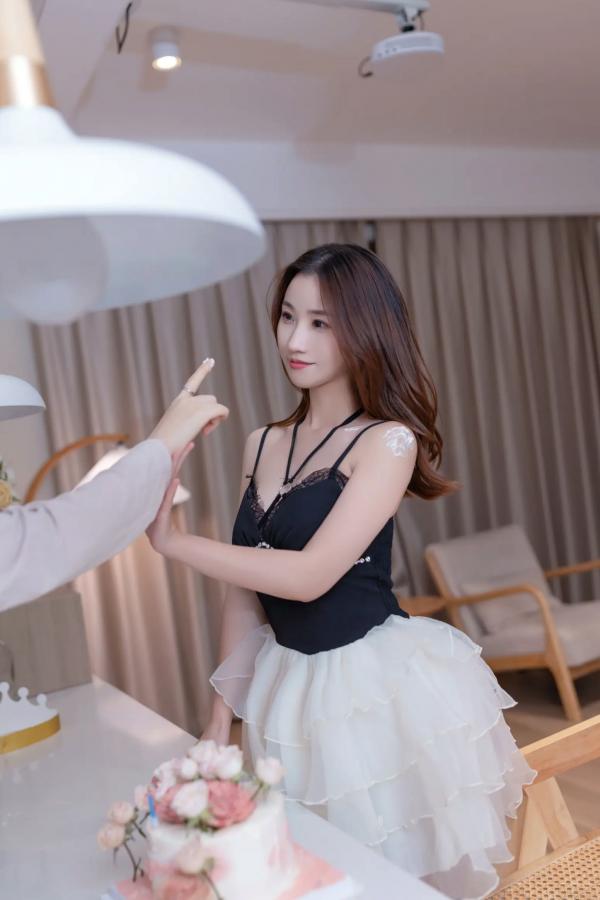    《杏子 - 生日快乐派对，居家私房写真，极致性感内衣诱惑，展现迷人美腿曲线 [130P]》第13张图片