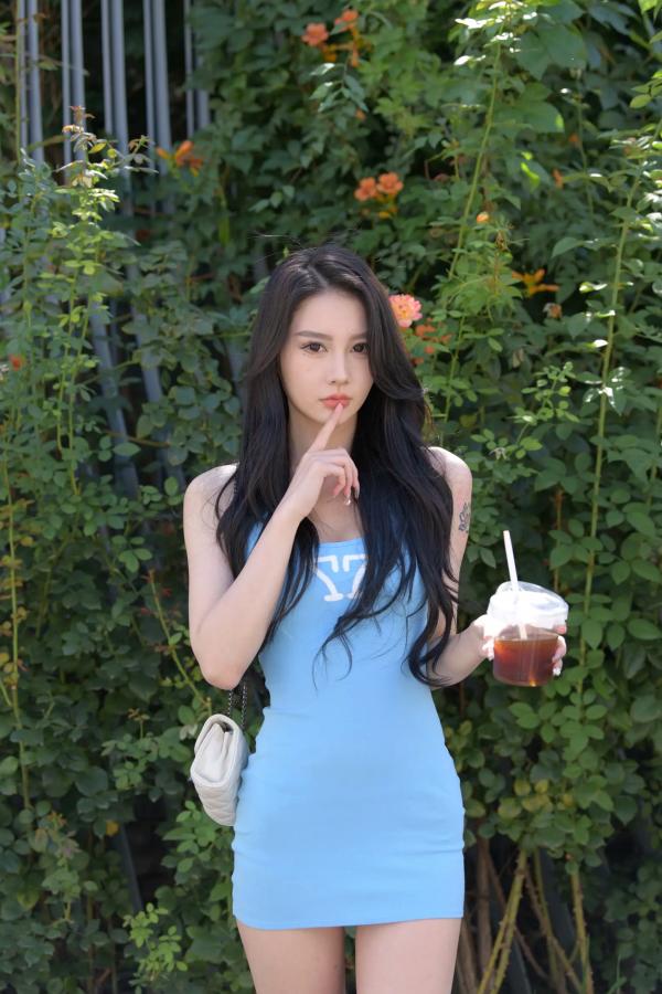   蓝之心：街拍气质女神性感紧身裙勾勒迷人曲线，精致长发纹身清纯又撩人第120张图片