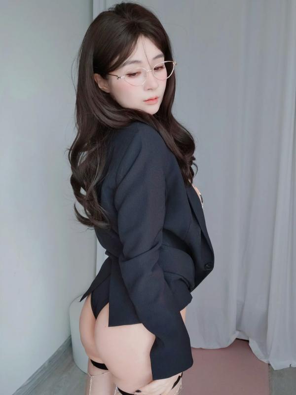    Coser小姐姐白银私房大尺度写真，黑色西装御姐风搭配金属链条诱惑，尽显冷艳极致魅力[60P]第26张图片