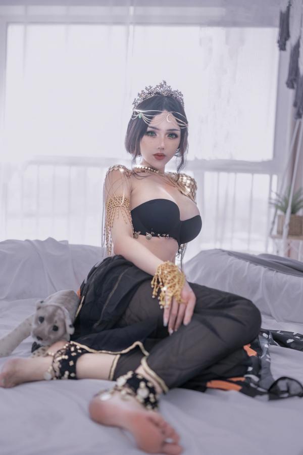    钛合金TiTi-风铃公主私房照：异域金色饰品华丽装扮，卧室床榻间尽显极致性感尤物魅力第3张图片