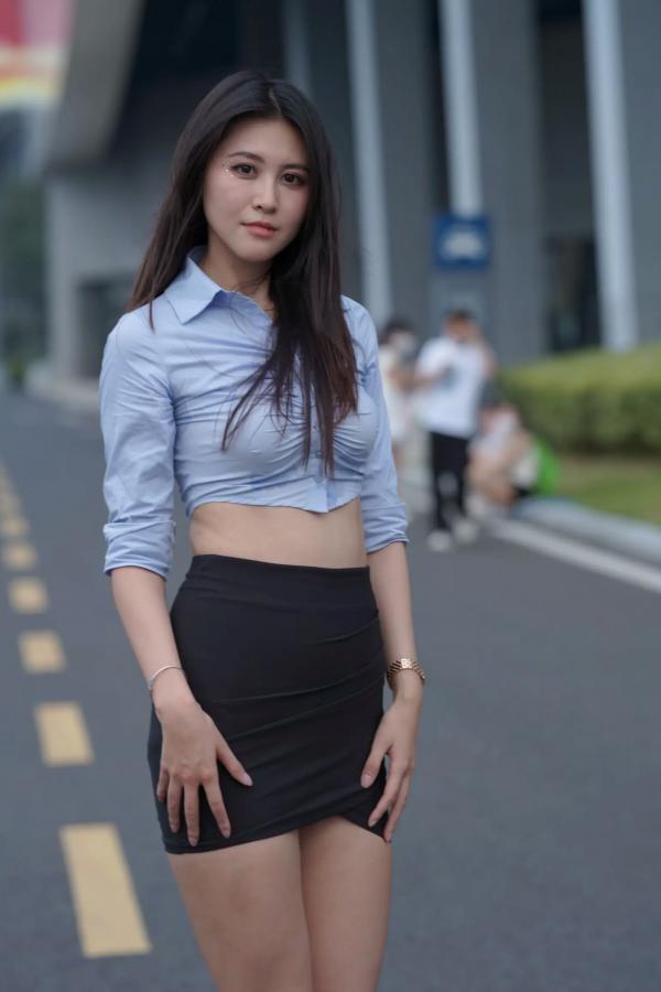    魅力衬衫短裙：极致包臀短裙诱惑，户外街拍尽显修身曲线风情 [70P]第65张图片