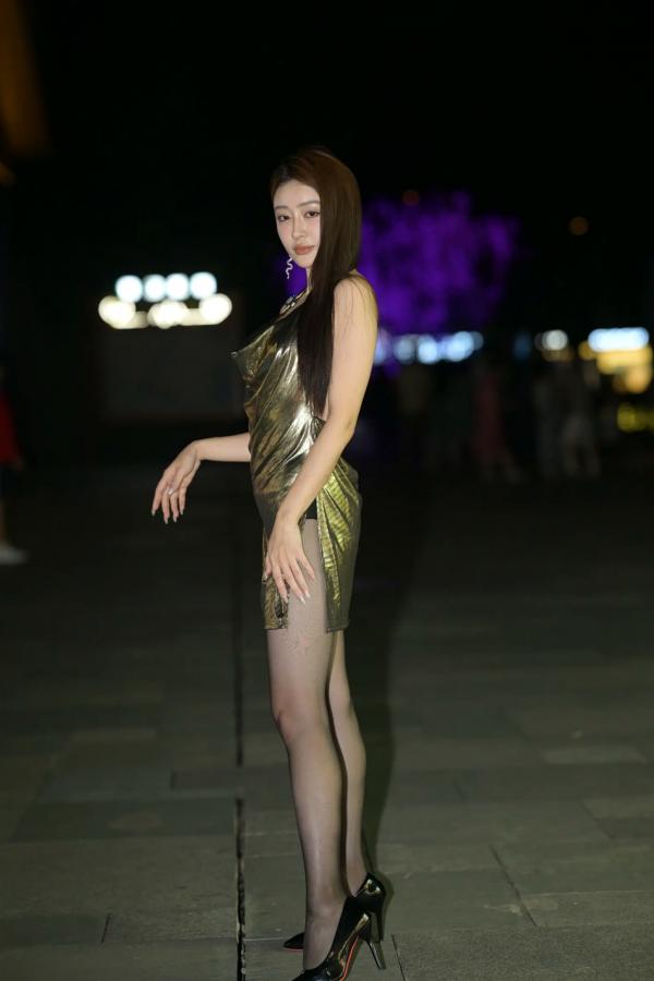    风情万种黑丝夜间街拍，模特身穿金属质感露背短裙尽显奢华，极致性感迷人 [76P]第65张图片