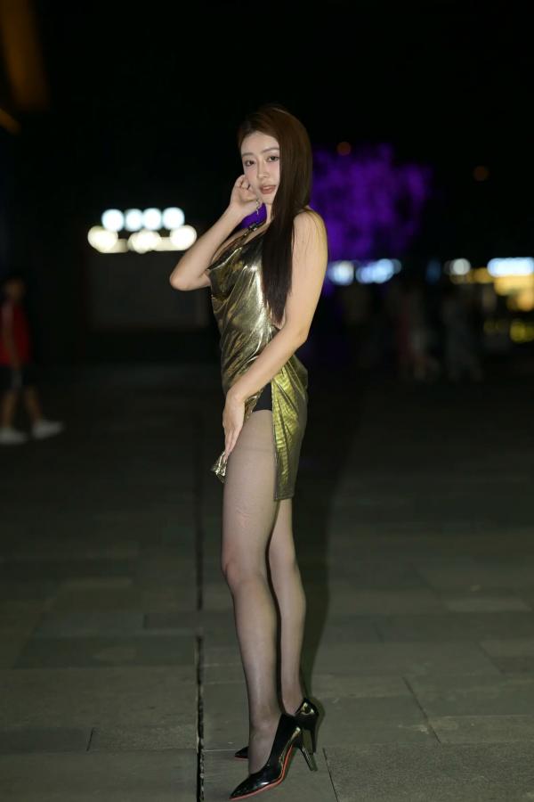    风情万种黑丝夜间街拍，模特身穿金属质感露背短裙尽显奢华，极致性感迷人 [76P]第66张图片