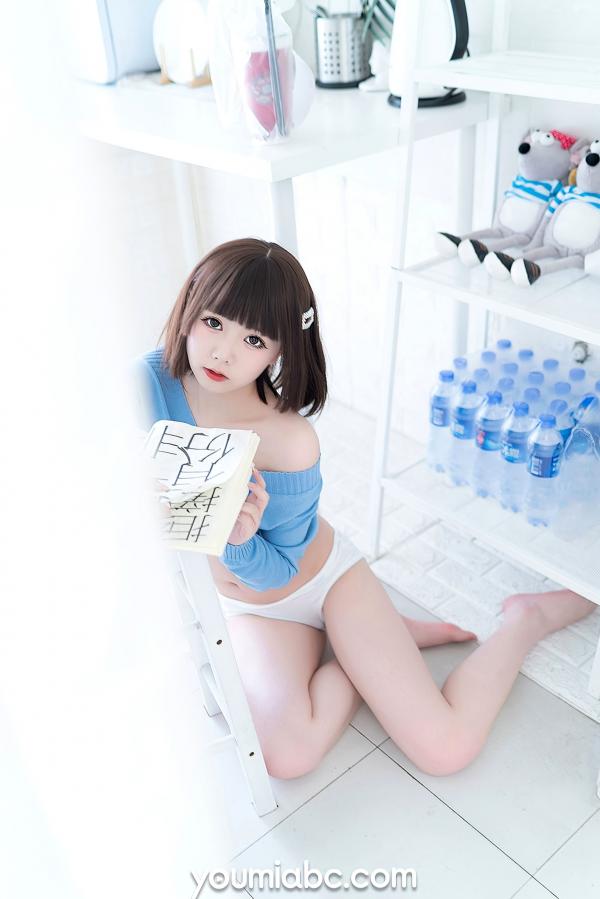    YouMi尤蜜-向小圆《薄荷蓝之夏》私房美图，短发少女浅蓝针织小衫清纯诱惑，白皙肌肤清新治愈写真第12张图片