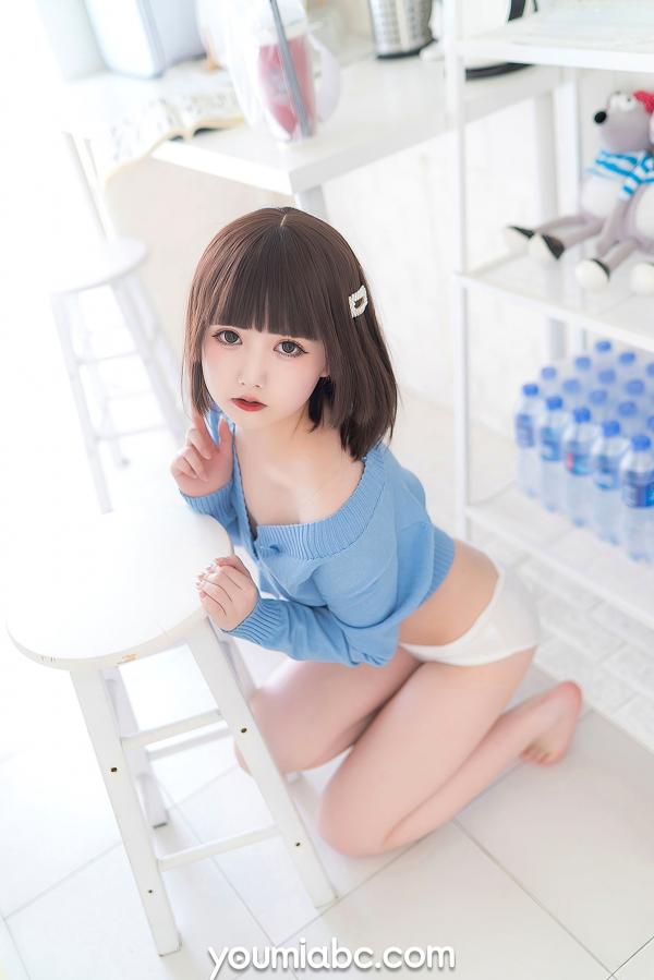    YouMi尤蜜-向小圆《薄荷蓝之夏》私房美图，短发少女浅蓝针织小衫清纯诱惑，白皙肌肤清新治愈写真第15张图片
