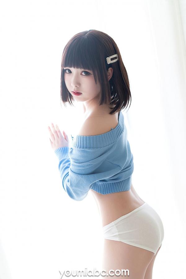   YouMi尤蜜-向小圆《薄荷蓝之夏》私房美图，短发少女浅蓝针织小衫清纯诱惑，白皙肌肤清新治愈写真第17张图片