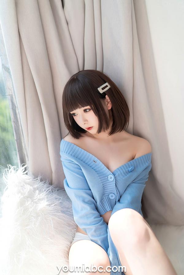    YouMi尤蜜-向小圆《薄荷蓝之夏》私房美图，短发少女浅蓝针织小衫清纯诱惑，白皙肌肤清新治愈写真第20张图片
