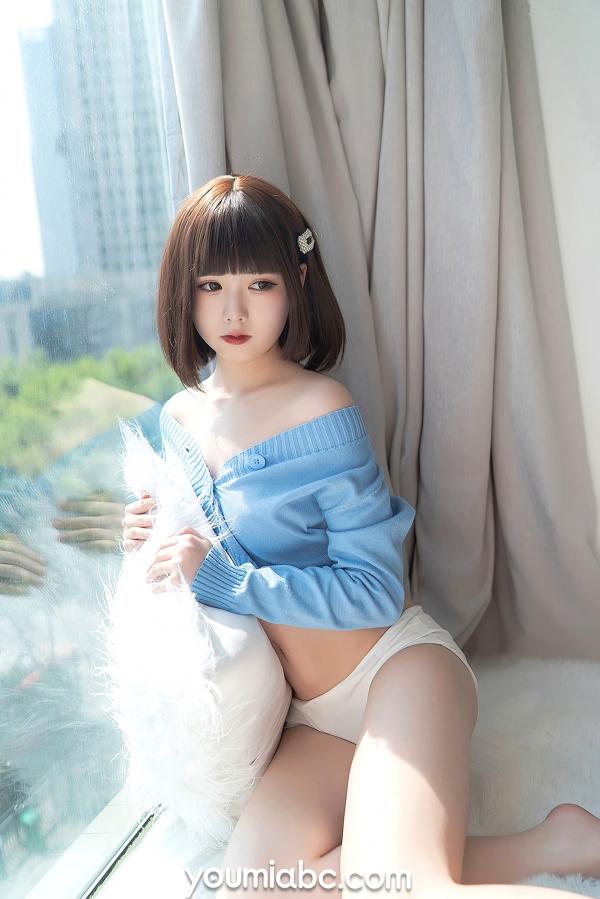    YouMi尤蜜-向小圆《薄荷蓝之夏》私房美图，短发少女浅蓝针织小衫清纯诱惑，白皙肌肤清新治愈写真第23张图片