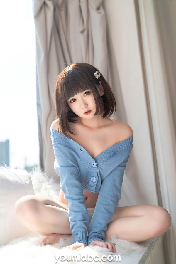    YouMi尤蜜-向小圆《薄荷蓝之夏》私房美图，短发少女浅蓝针织小衫清纯诱惑，白皙肌肤清新治愈写真第26张图片