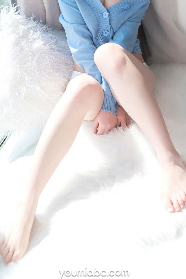    YouMi尤蜜-向小圆《薄荷蓝之夏》私房美图，短发少女浅蓝针织小衫清纯诱惑，白皙肌肤清新治愈写真第34张图片