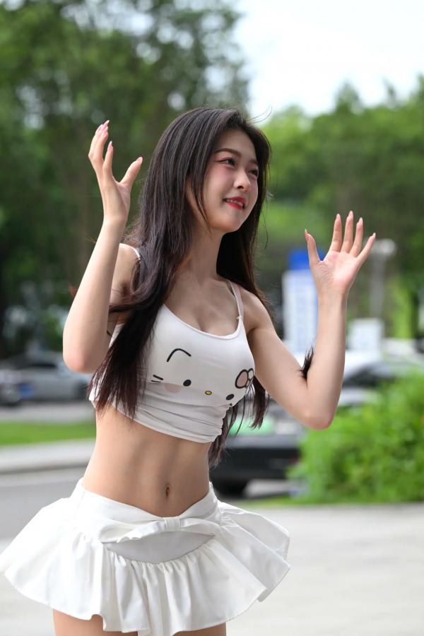    甜美可爱百褶裙街拍：清纯少女露脐装秀曼妙身姿 [47P]第2张图片