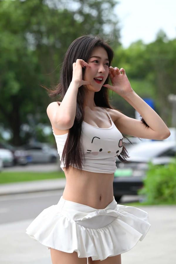    甜美可爱百褶裙街拍：清纯少女露脐装秀曼妙身姿 [47P]第4张图片