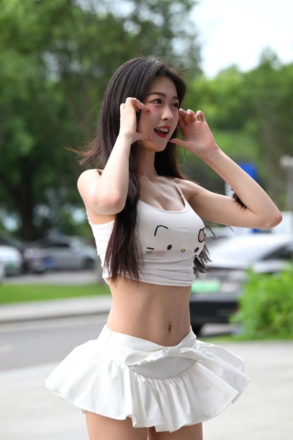    甜美可爱百褶裙街拍：清纯少女露脐装秀曼妙身姿 [47P]第5张图片