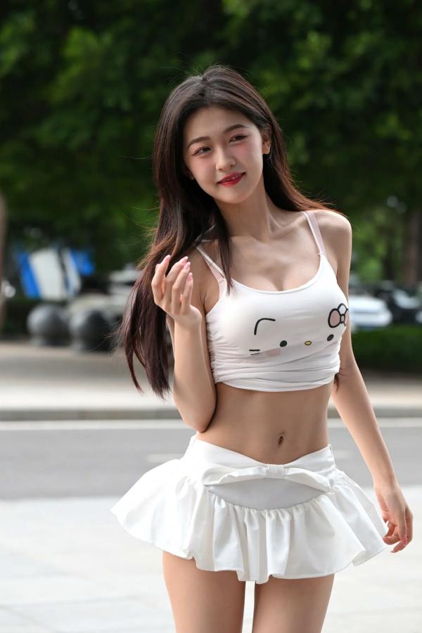    甜美可爱百褶裙街拍：清纯少女露脐装秀曼妙身姿 [47P]第8张图片