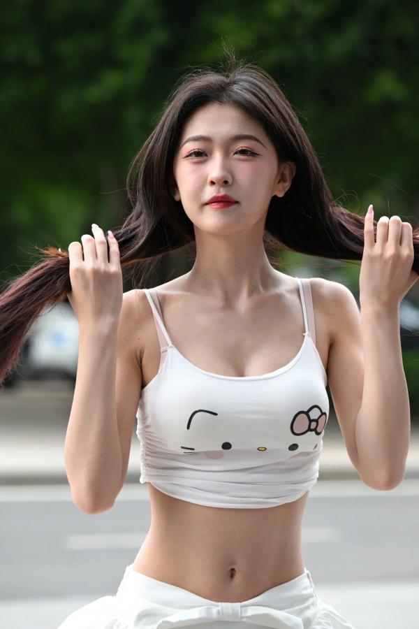    甜美可爱百褶裙街拍：清纯少女露脐装秀曼妙身姿 [47P]第11张图片
