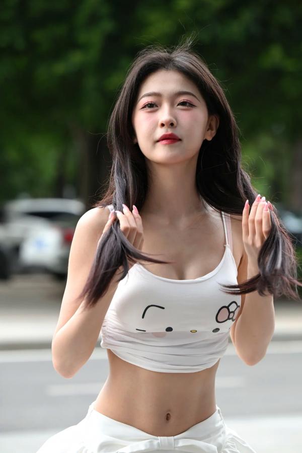    甜美可爱百褶裙街拍：清纯少女露脐装秀曼妙身姿 [47P]第12张图片