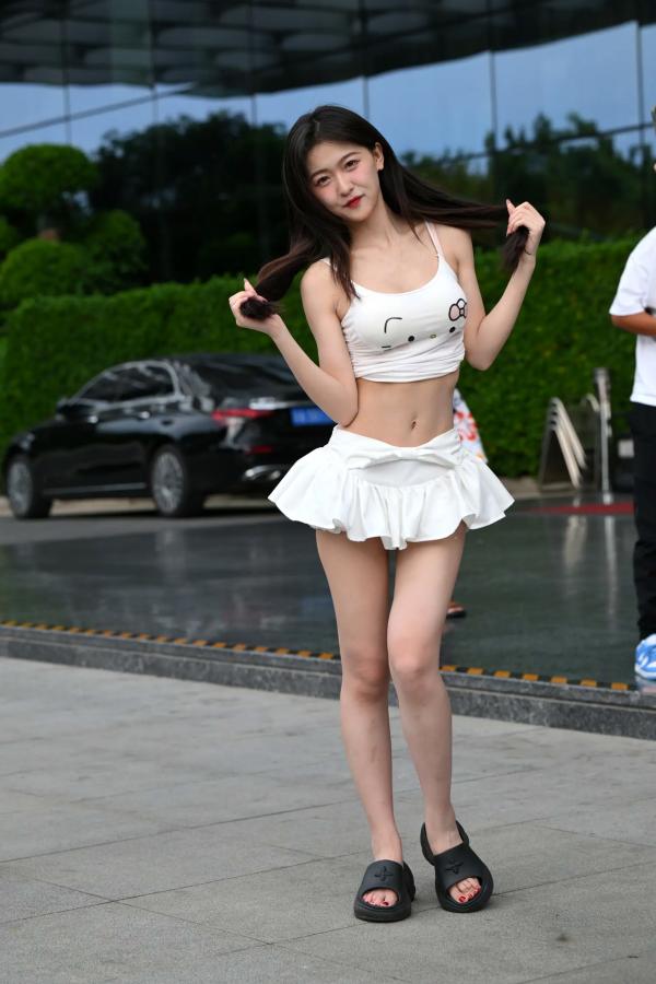    甜美可爱百褶裙街拍：清纯少女露脐装秀曼妙身姿 [47P]第18张图片