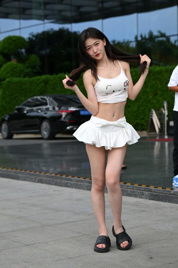    甜美可爱百褶裙街拍：清纯少女露脐装秀曼妙身姿 [47P]第19张图片