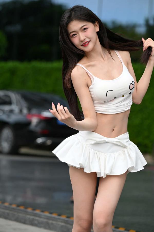    甜美可爱百褶裙街拍：清纯少女露脐装秀曼妙身姿 [47P]第24张图片