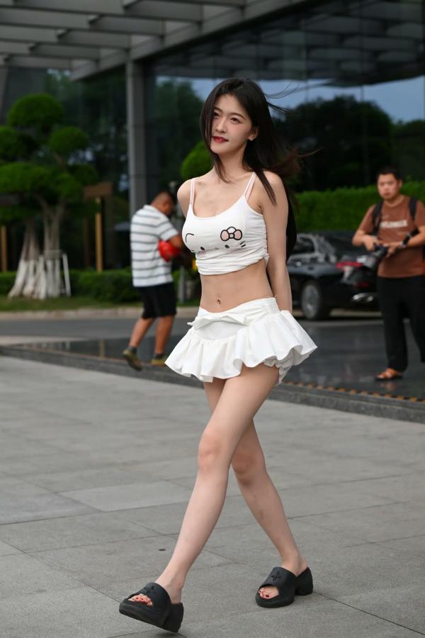    甜美可爱百褶裙街拍：清纯少女露脐装秀曼妙身姿 [47P]第31张图片