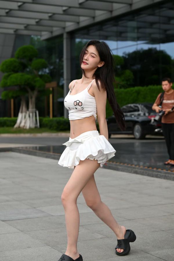    甜美可爱百褶裙街拍：清纯少女露脐装秀曼妙身姿 [47P]第32张图片