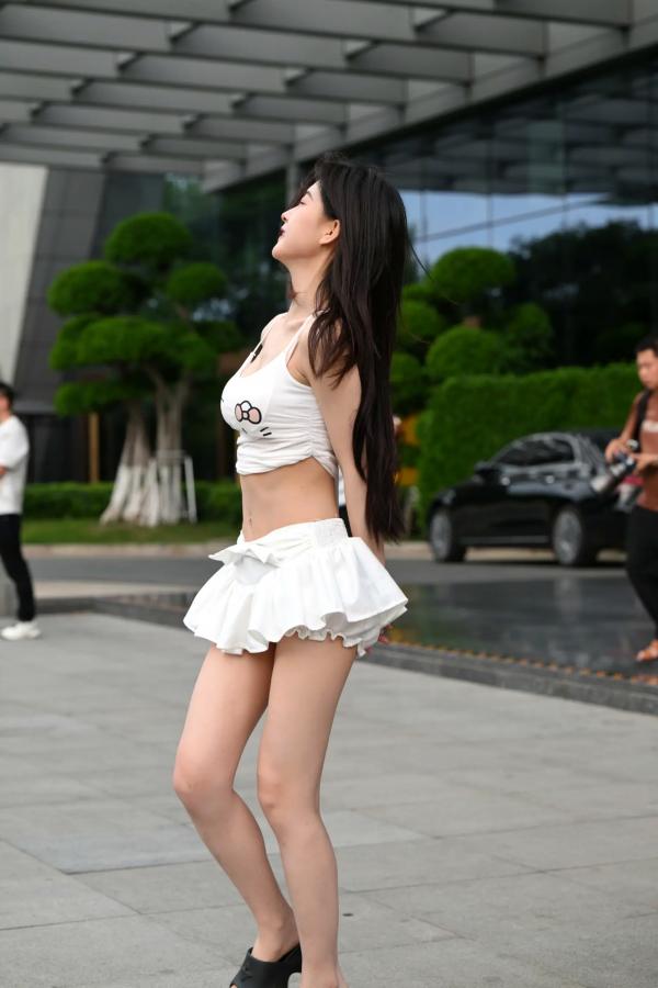   甜美可爱百褶裙街拍：清纯少女露脐装秀曼妙身姿 [47P]第33张图片